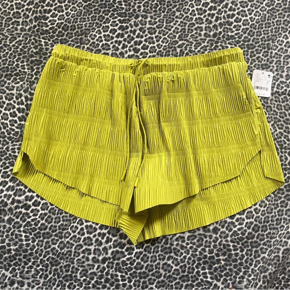 Free People Shirr Enough Plisse Running Shorts Green Sprout Guacamole Sz L NWT - Picture 8 of 11